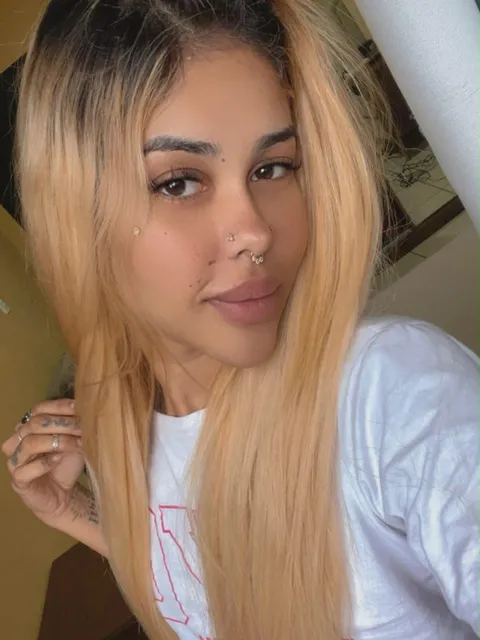Julia Conti, cam girl brasiliana